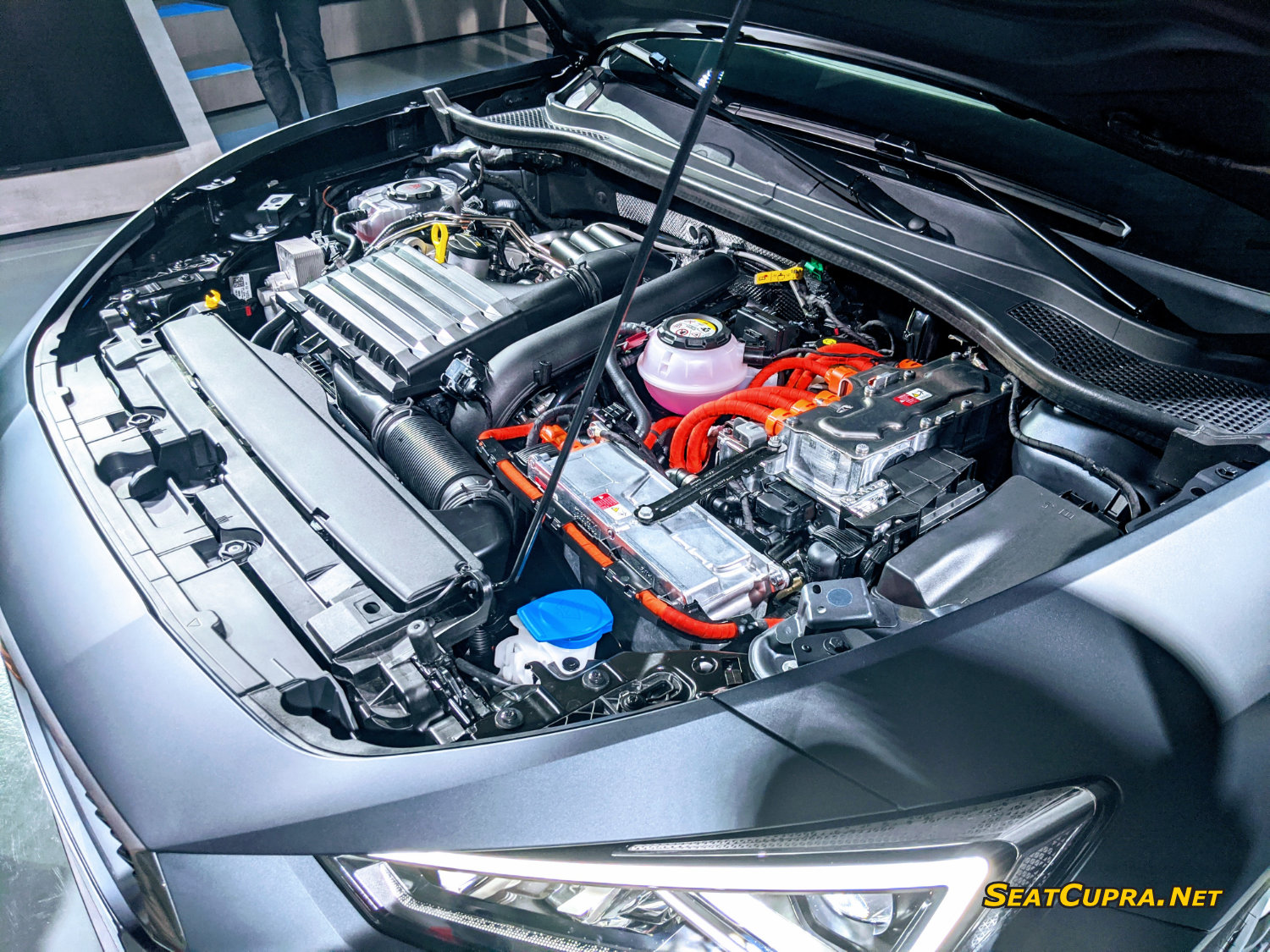 CUPRA-LEON-eHYBRID-ENGINE-BAY.jpg