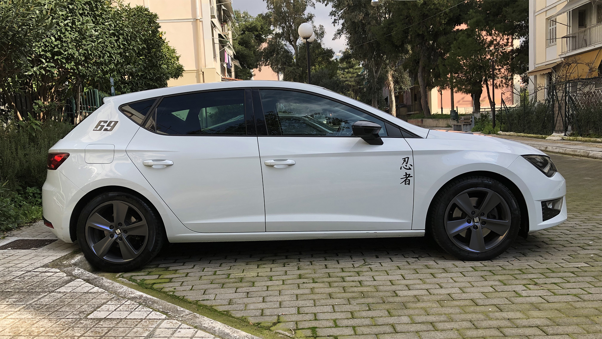 Leon_anthracite_wheels.jpg