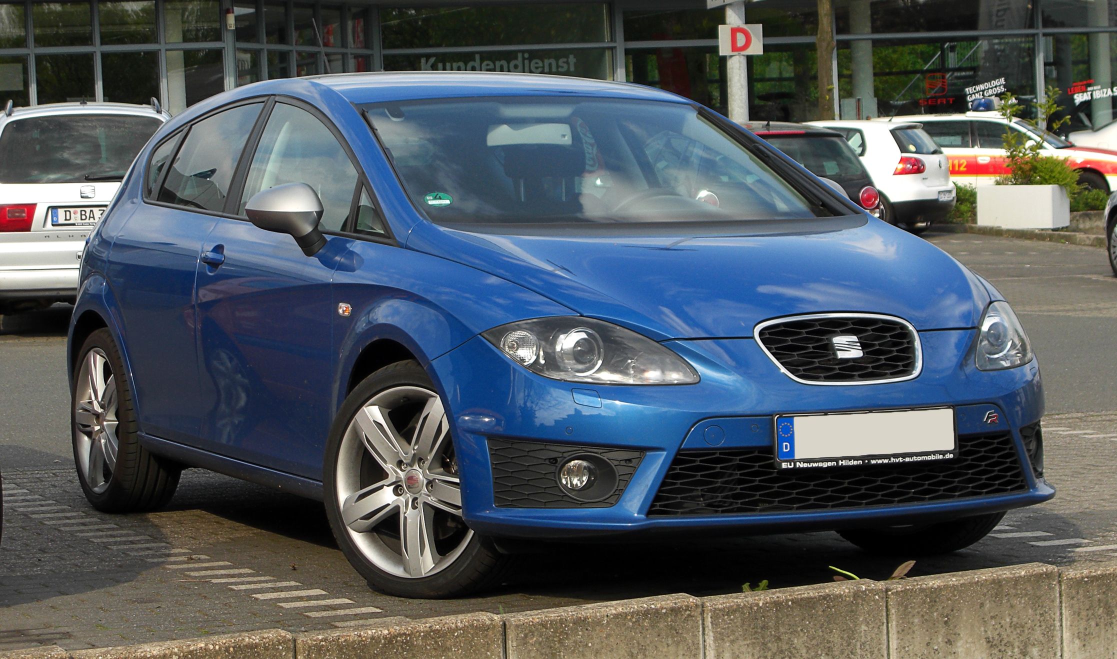 Seat_Leon_FR_(1P,_Facelift)_–_Frontansicht,_16._April_2011,_Düsseldorf.jpg