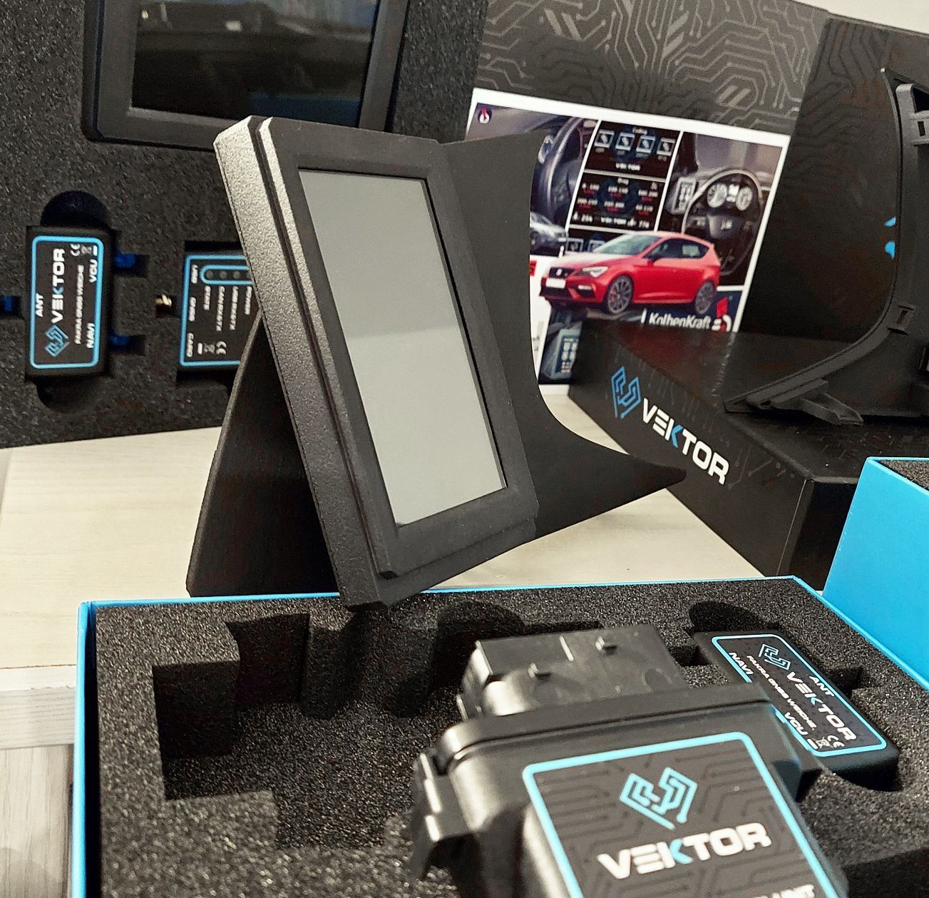 Vektor Seat Leon Display KolbenKraft Tuning Vektortechnik.jpg
