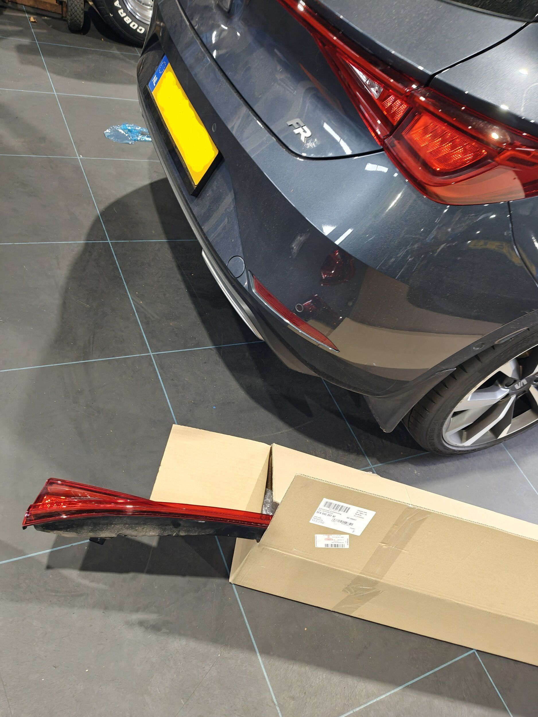 Zonder kenteken 06. 3April 2026 montage nieuwe 3de Ledbalk.jpg