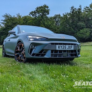 6 - CUPRA Leon Estate VZ3 4Drive - Front DRL.jpg