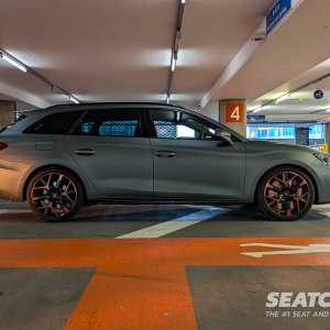 9 - CUPRA Leon Estate VZ3 4Drive - Side View.jpg