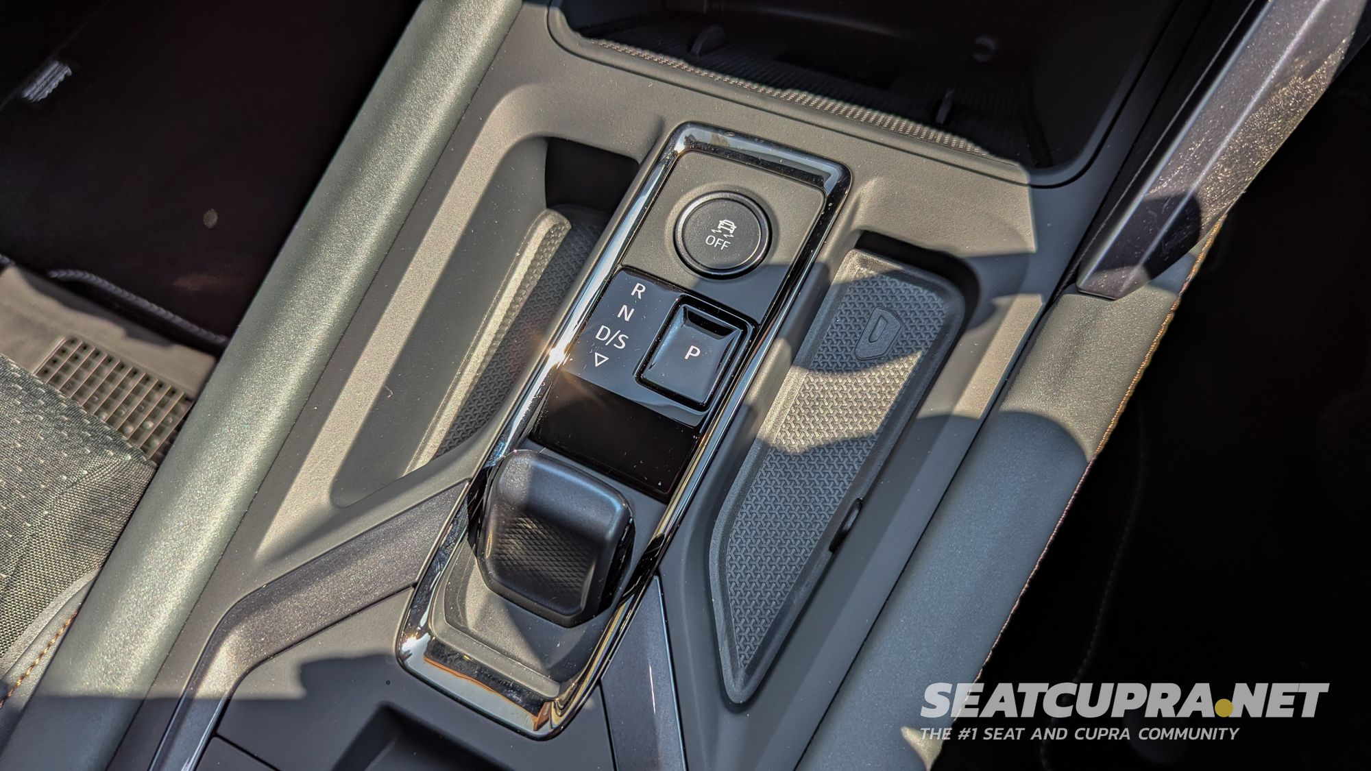 16 - CUPRA Leon Estate VZ3 4Drive - Gear Selection.jpg