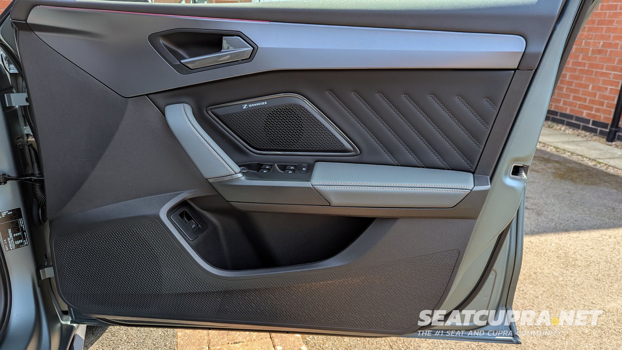 17 - CUPRA Leon Estate VZ3 4Drive - Front Door Card.jpg