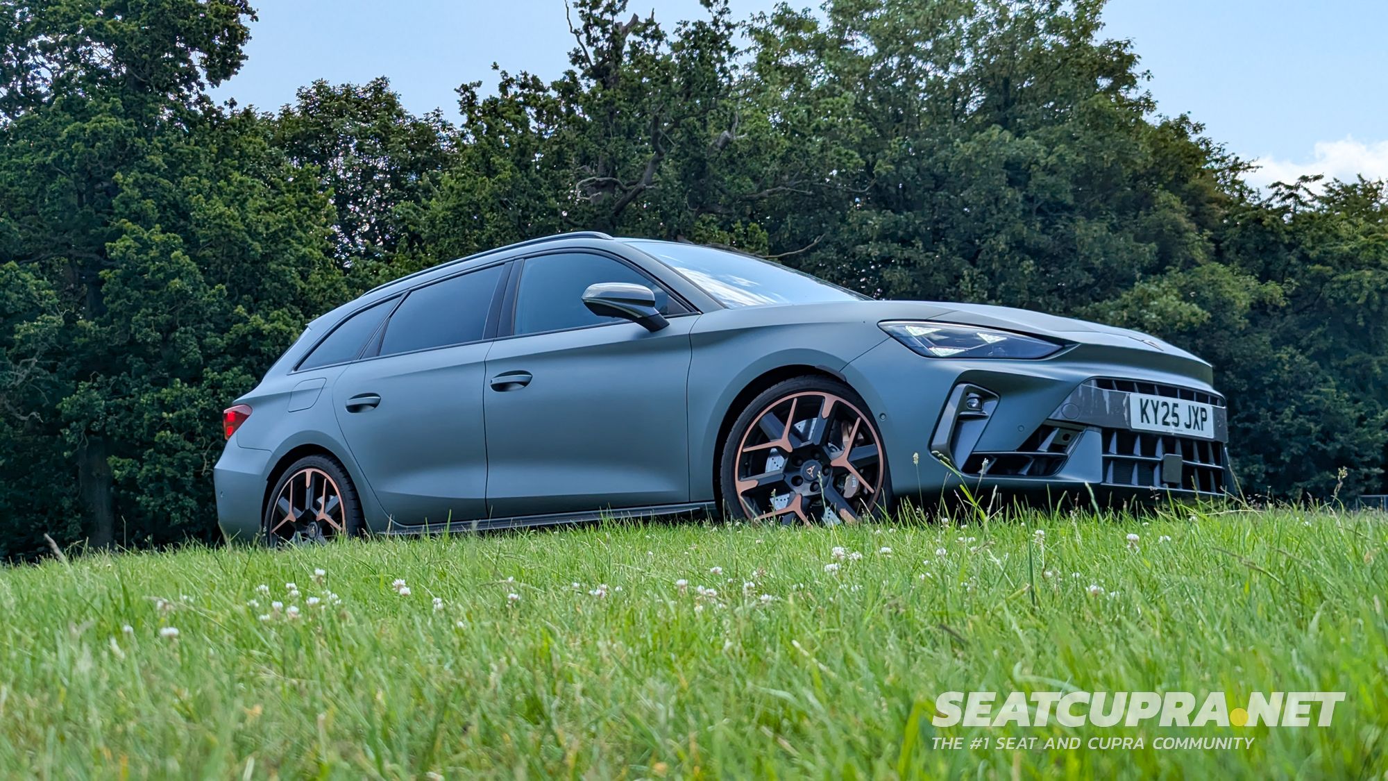 2 - CUPRA Leon Estate VZ3 4Drive - Side.jpg