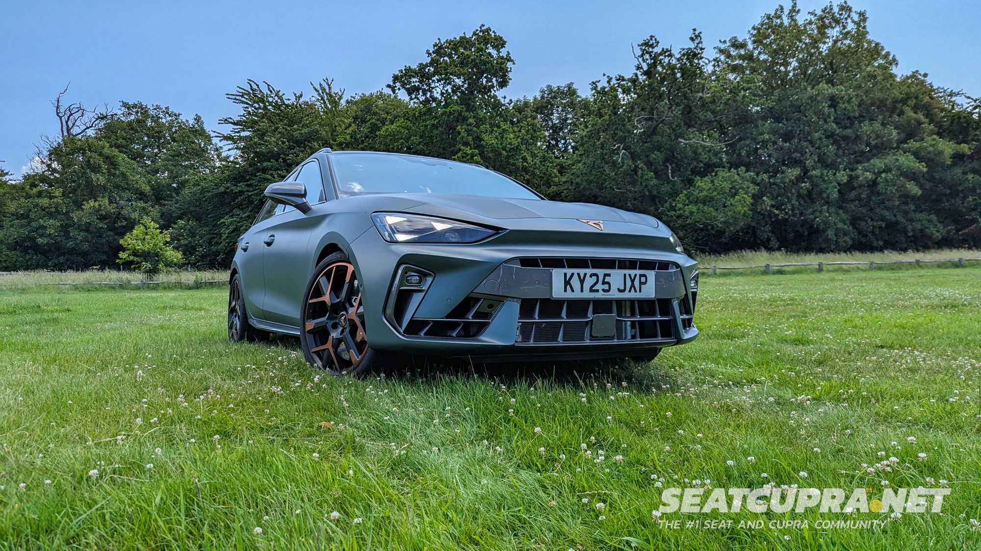 6 - CUPRA Leon Estate VZ3 4Drive - Front DRL.jpg
