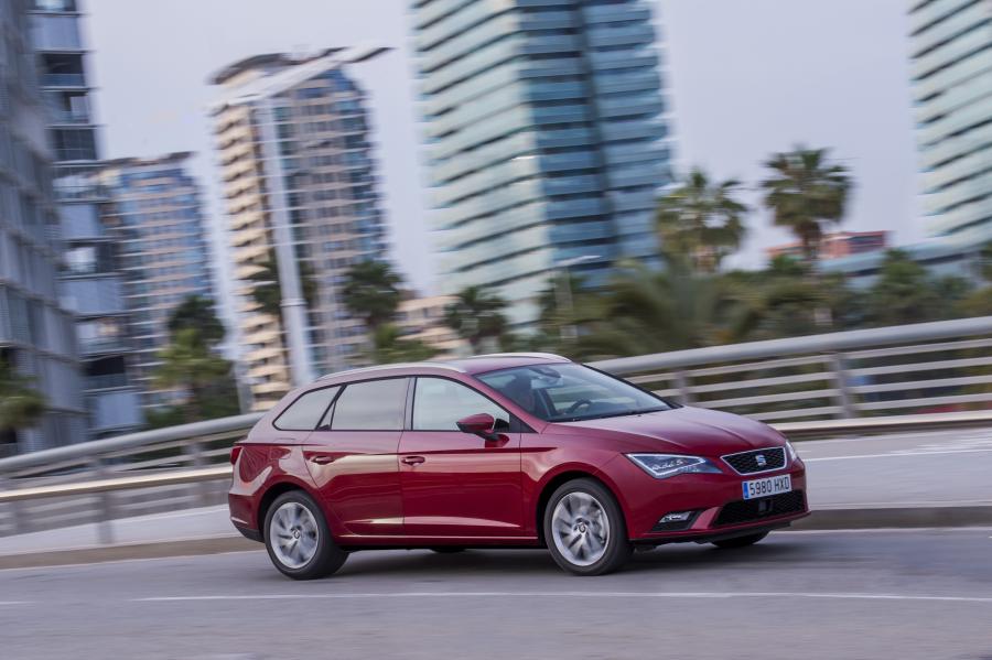 SEAT Leon ST 4Drive, exterior, dynamic shot, 3/4 front view