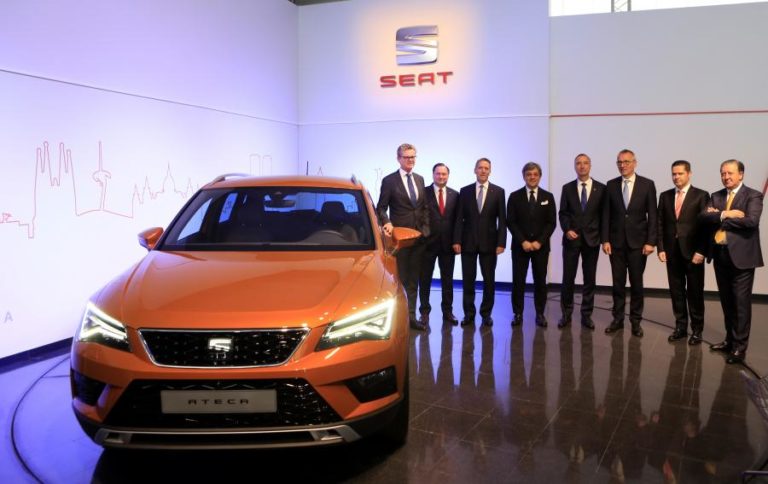 Members of SEAT Executive Committee with the Ateca, the first SUV of the brand.